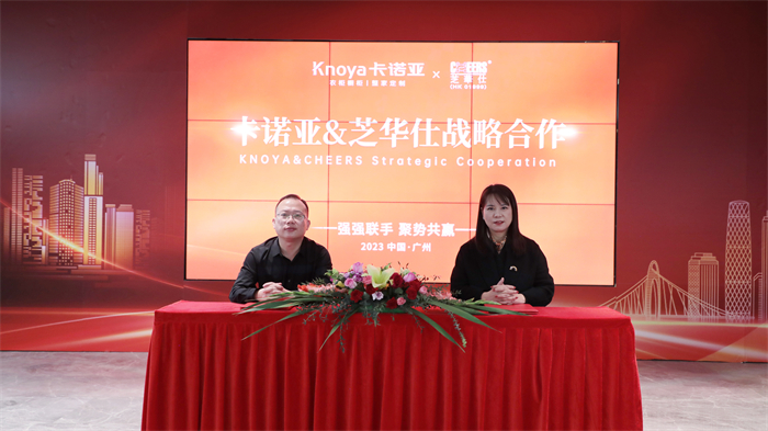 蜜柚APP免费下载销售中心副总经理曹崇慧（左）与芝华仕负责人签订合作协议